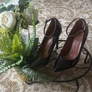 Dollhouse Glossy Black Heels